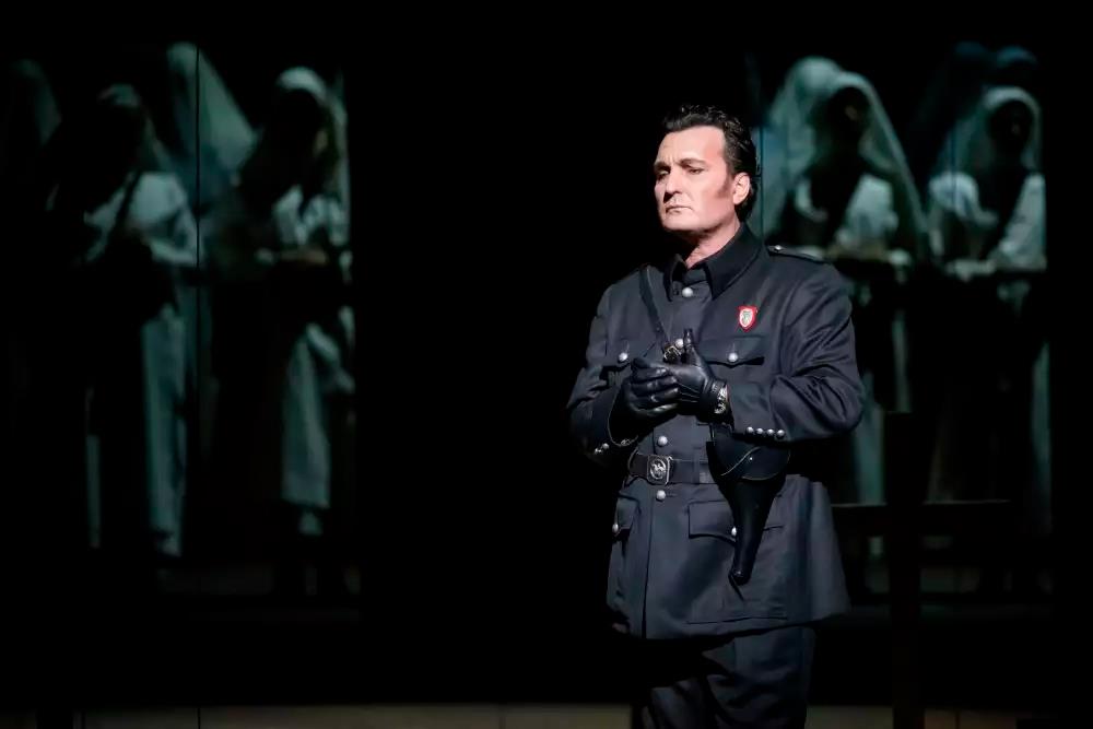 foto-trovatore-parigi Trovatore3