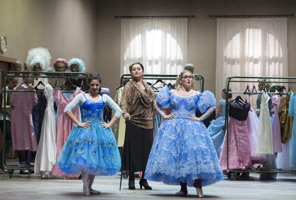 Jules Massenet Cendrillon (Aschenputtel) Oper in vier Akten [1899] | In französischer Sprache Musikalische Leitung: Henrik Nánási Inszenierung: Damiano Michieletto Bühnenbild: Paolo Fantin Kostüme: Klaus Bruns Dramaturgie: Simon Berger Chöre: Andrew Crooks Licht: Alessandro Carletti Auf dem Bild Zoe Kissa (Dorothée), Agnes Zwierko (Madame de la Haltière), Mirka Wagner (Noémie) Foto: Monika Rittershaus Veröffentlichung bei Nennung des Fotografen für Ankündigungen der Produktion an der Komischen Oper Berlin honorarfrei. Reproductions for program announcements covering the production at the Komische Oper Berlin are free of charge, if the photographer is fully credited. Bitte ein Belegexemplar an/ Please send a copy to: Komische Oper Berlin Pressestelle Behrenstr. 55-57 10117 Berlin presse@komische-oper-berlin.de