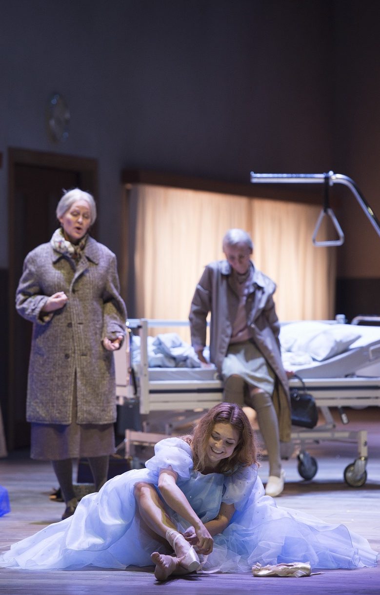 Jules Massenet Cendrillon (Aschenputtel) Oper in vier Akten [1899] | In französischer Sprache Musikalische Leitung: Henrik Nánási Inszenierung: Damiano Michieletto Bühnenbild: Paolo Fantin Kostüme: Klaus Bruns Dramaturgie: Simon Berger Chöre: Andrew Crooks Licht: Alessandro Carletti Auf dem Bild Nadja Mchantof (Cendrillon), Mari Eriksmoen (La Fée), Statisterie Foto: Monika Rittershaus Veröffentlichung bei Nennung des Fotografen für Ankündigungen der Produktion an der Komischen Oper Berlin honorarfrei. Reproductions for program announcements covering the production at the Komische Oper Berlin are free of charge, if the photographer is fully credited. Bitte ein Belegexemplar an/ Please send a copy to: Komische Oper Berlin Pressestelle Behrenstr. 55-57 10117 Berlin presse@komische-oper-berlin.de