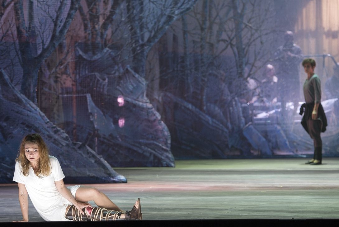 Jules Massenet Cendrillon (Aschenputtel) Oper in vier Akten [1899] | In französischer Sprache Musikalische Leitung: Henrik Nánási Inszenierung: Damiano Michieletto Bühnenbild: Paolo Fantin Kostüme: Klaus Bruns Dramaturgie: Simon Berger Chöre: Andrew Crooks Licht: Alessandro Carletti Auf dem Bild Nadja Mchantaf (Cendrillon), Karolina Gumos (Le Prince Charmant) Foto: Monika Rittershaus Veröffentlichung bei Nennung des Fotografen für Ankündigungen der Produktion an der Komischen Oper Berlin honorarfrei. Reproductions for program announcements covering the production at the Komische Oper Berlin are free of charge, if the photographer is fully credited. Bitte ein Belegexemplar an/ Please send a copy to: Komische Oper Berlin Pressestelle Behrenstr. 55-57 10117 Berlin presse@komische-oper-berlin.de