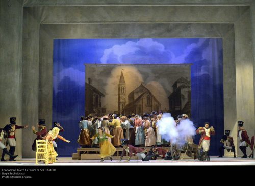 Dulcamara decreta il successo dell’ “Elisir D’Amore” al Teatro La Fenice di Venezia.