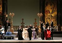 Fedora a Catania: nel finale dell’opera a sorpresa la protesta dei lavoratori.